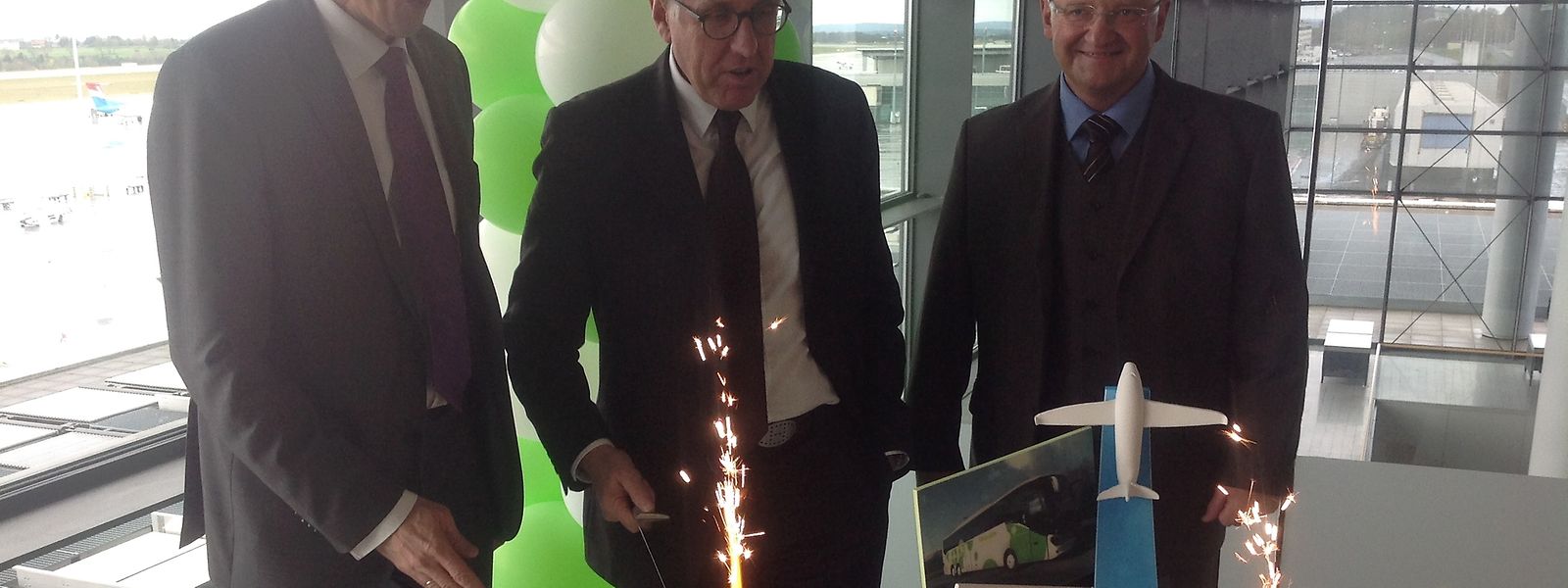 Le ministre des Transports, François Bausch, entouré par le directeur général de lux-Airport, Johan Vanneste et celui de Flibco, Wolfgang Schroeder, ont découpé le gâteau qui scelle leur travail commun