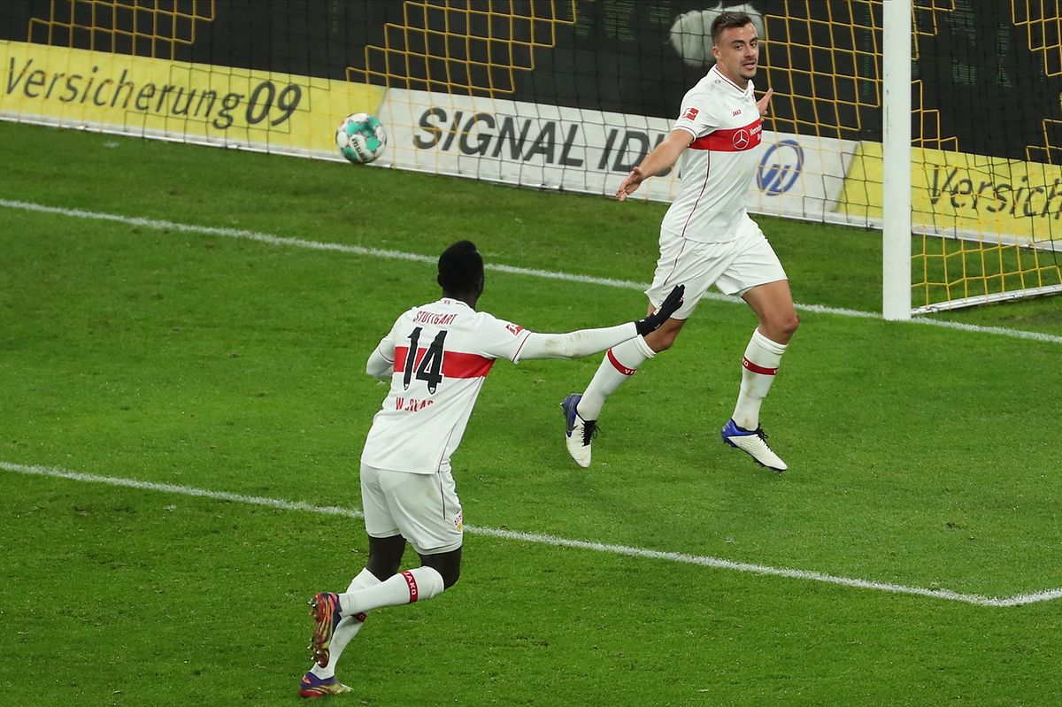 Stuttgarts Philipp Förster (r.) und Silas Wamangituka dürfen gegen Dortmund insgesamt fünf Tore bejubeln.