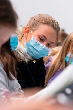 Bildungsminister Claude Meisch (DP) hat am Donnerstag seinen Covid-Bericht zur Infektionslage seit der Rentrée aus den Schulen vorgestellt und sieht momentan keine Notwendigkeit für die Einführung eines A/B-Modells in den höheren Klassen. Aber das Stufenmodell wird angepasst.