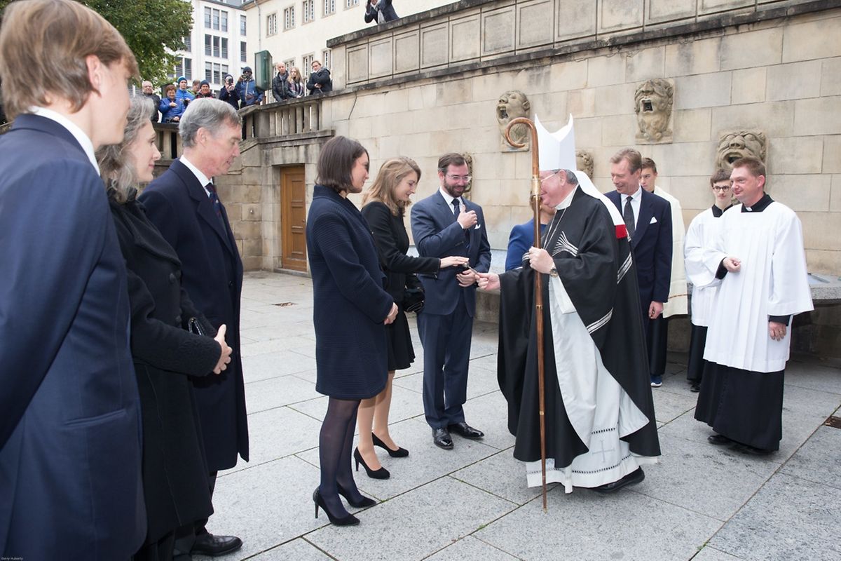 Erzbischof Jean-Claude Hollerich empfing die Mitglieder der großherzoglichen Familie vor der Krypta der Kathedrale.