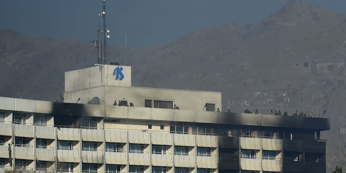 Afghanische Sicherheitskräfte positionnierten sich auf dem Dach des Hotel Intercontinental in Kabul.