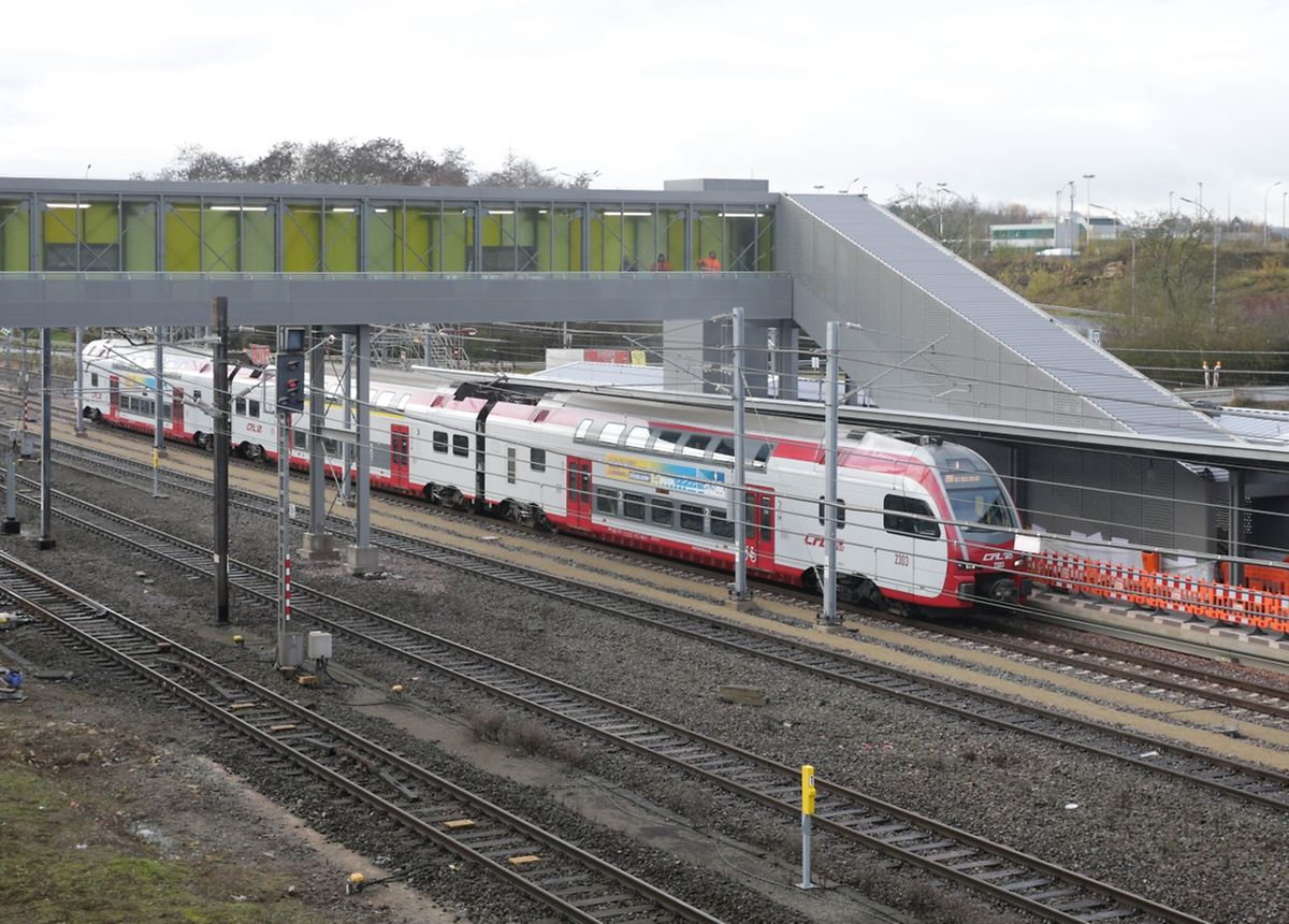 La nouvelle gare de Howald est directement connectée au parking du Cactus Howald par une passerelle au-dessus des voies.