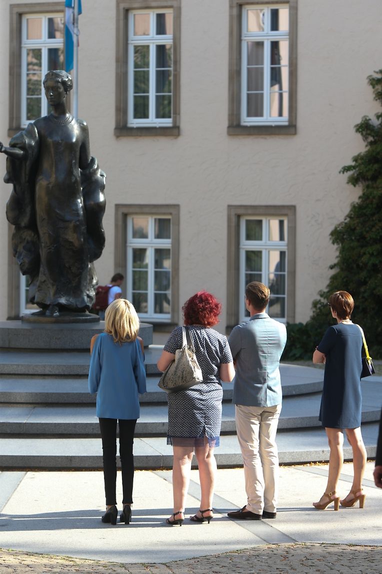 Gauthier Destenay, Brigitte Macron et Amélie Derbaudrenghien se promènent à Luxembourg