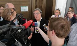 Me Gaston Vogel nach Bekanntwerden der Verfahrensaussetzung vor versammelter Presse.