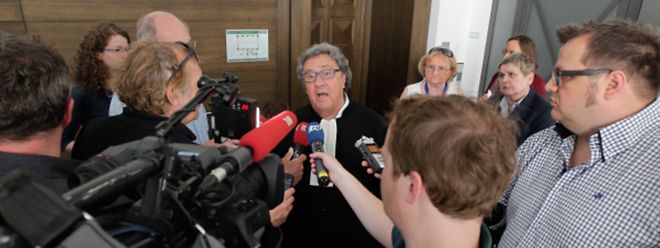 Me Gaston Vogel nach Bekanntwerden der Verfahrensaussetzung vor versammelter Presse.