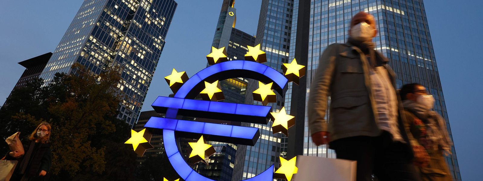 Face au risque d'endettement des Etats, 108 économistes de 13 pays de l'UE plaident pour une annulation conditionnelle de la dette publique détenue par la BCE pour permettre aux Etats d'effectuer les investissements nécessaires à la transition écologique.