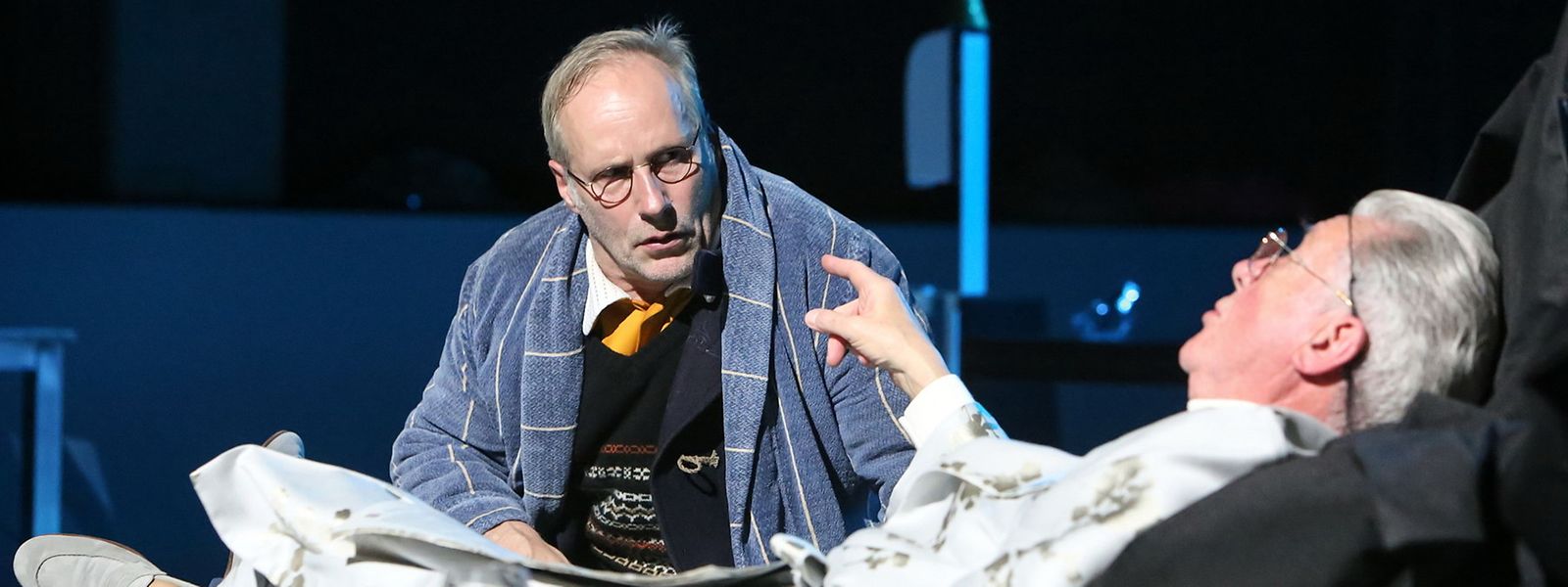 Hans Castorp, gespielt von Wolfram Koch, und Mynheer Pepperkorn, dargestellt von Marco Lorenzini.