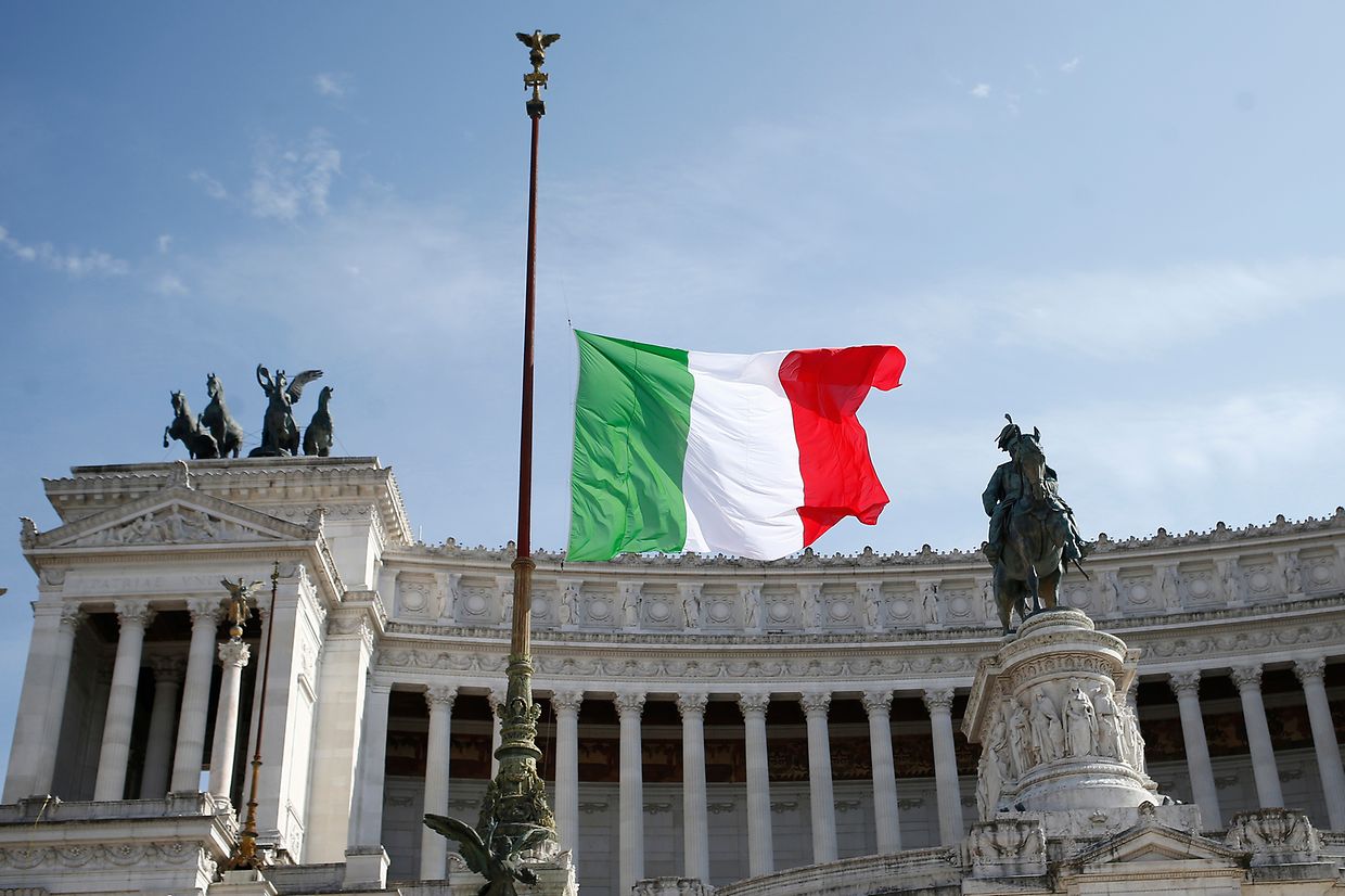 Rom: Zum Gedenken an die Opfer des Covid-19-Virus wurden die Fahnen Ende März in ganz Italien und somit auch an dem Viktor-Emanuelsdenkmal in Rom auf halbmast gesetzt.