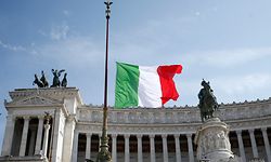 31.03.2020, Italien, Rom: Zum Gedenken an die Opfer des Covid-19-Virus sind die Fahnen in ganz Italien und somit auch an dem Viktor-Emanuelsdenkmal in Rom auf halbmast gesetzt worden. Foto: Cecilia Fabiano/LaPresse via ZUMA Press/dpa +++ dpa-Bildfunk +++