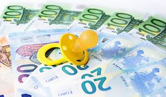 Seit 2006 setzt die Regierung  eher auf Sachleistungen, wie kostenlose Betreuung und Schulbücher, vor allem der Elternurlaub wird ausgebaut.