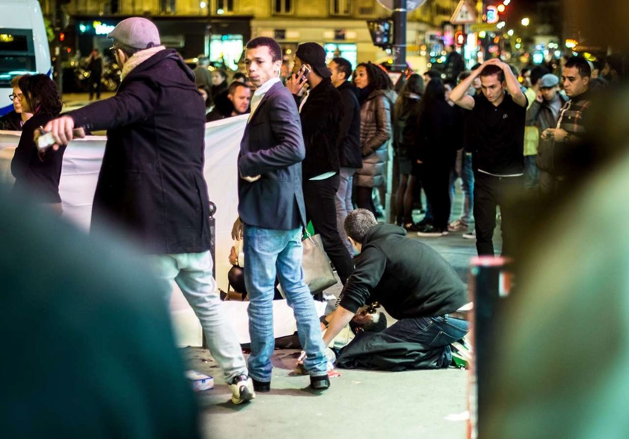 An mehreren Orten in Paris kommt es am Freitagabend zu Anschlägen, unter anderem beim Café "À la Bonne Bière".