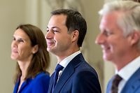 Foreign Affairs Minister Sophie Wilmes (L), Prime Minister Alexander De Croo (C) and King Philippe - Filip of Belgium pose for the official family picture, following the oath ceremony of the new government at the Royal palace in Brussels. (Photo by Danny GYS / POOL / AFP) / Belgium OUT