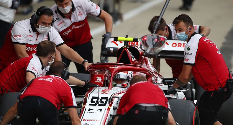 Antonio Giovinazzis Alfa Romeo wird von der Crew in Empfang genommen.