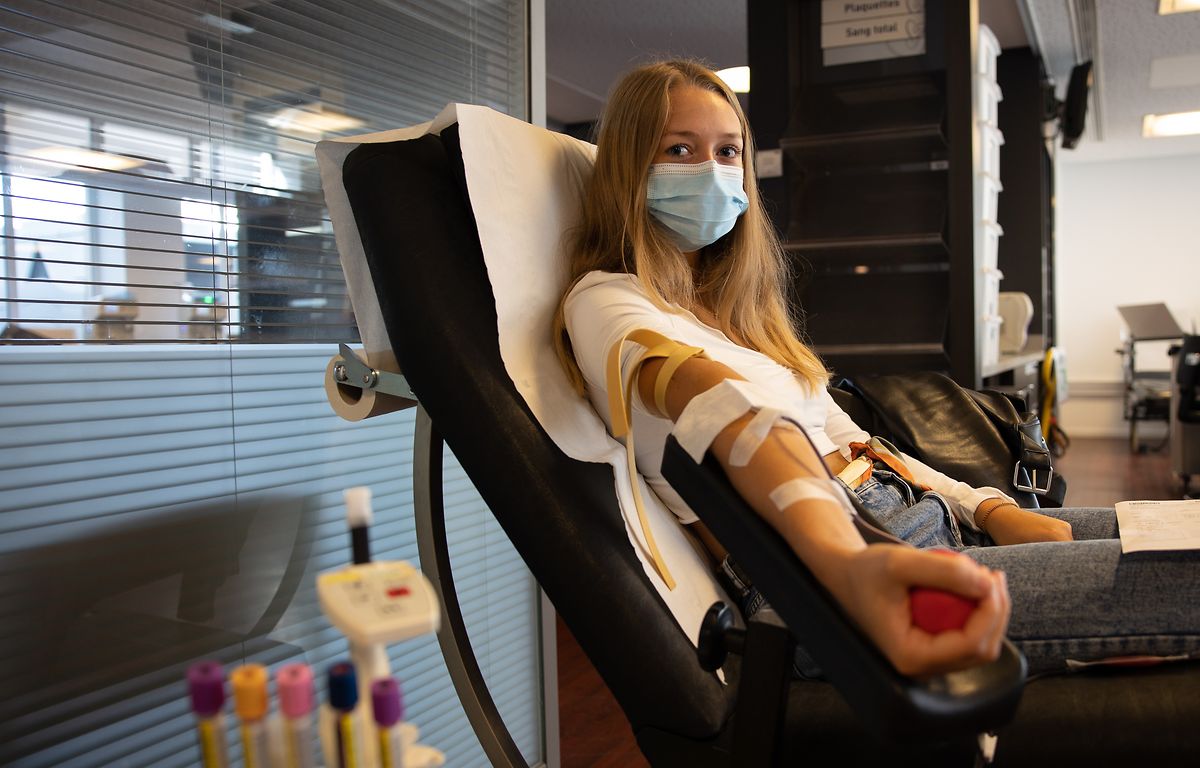 Todos os adultos entre os 18 e os 60 anos de idade podem doar sangue no Luxemburgo. Cerca de 13.000 pessoas estão registadas junto da Cruz Vermelha. O Centro de Transfusão Sanguínea da Cruz Vermelha Luxemburguesa pode ser contactado pelo telefone 27 55 4000.