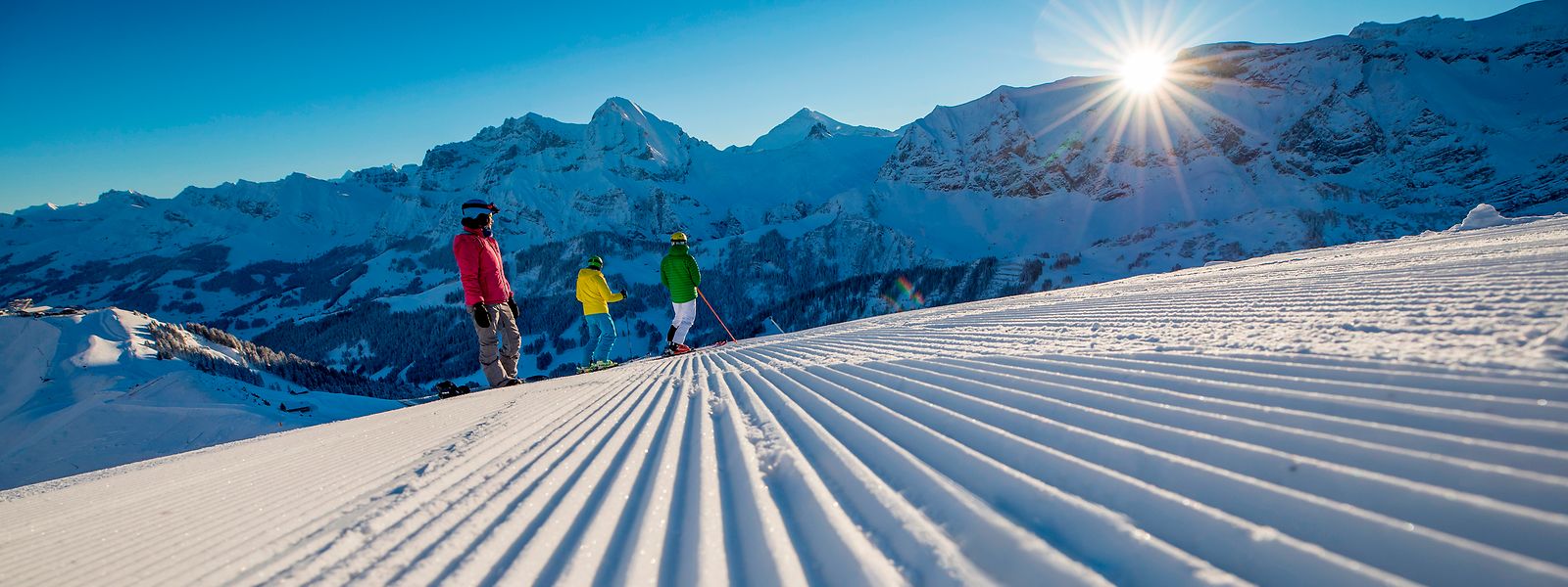 Skifahrern bietet sich bei der Abfahrt in Adelboden im Berner Oberland ein herrlicher Ausblick.