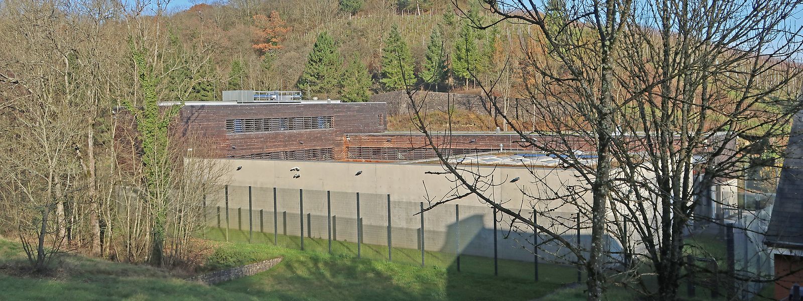 Das Gebäude der Unisec in Dreiborn ist mit hohen Mauern und Überwachungskameras gesichert.