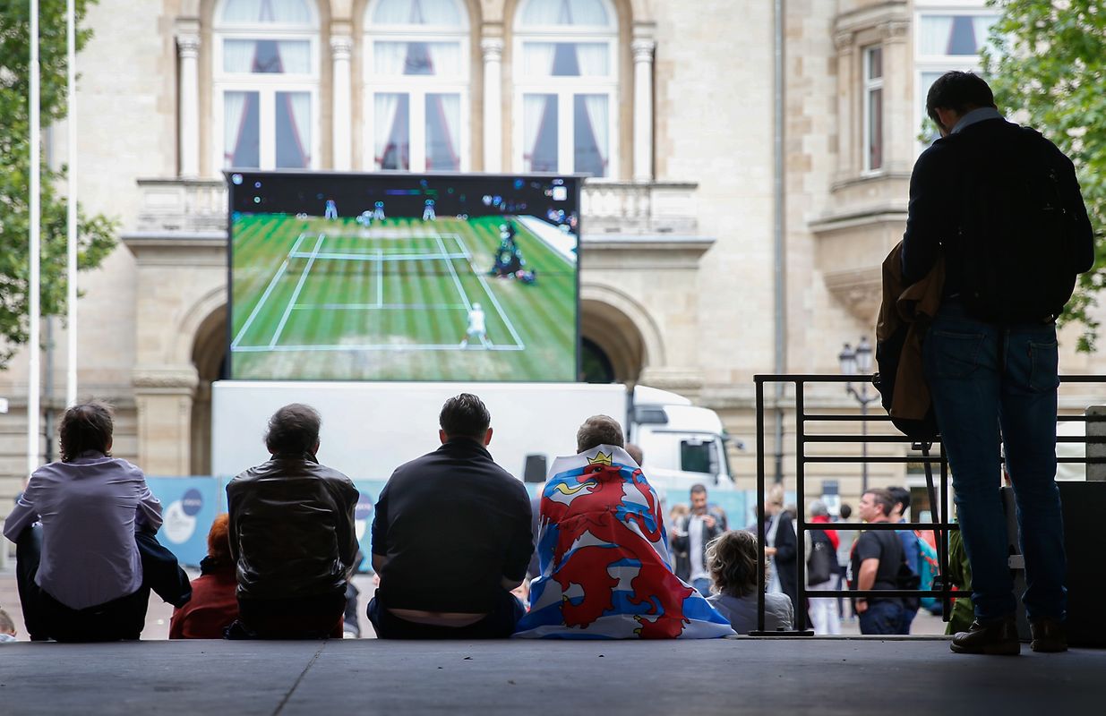 Auf der Place d'Armes verfolgen die Fans das Viertelfinale beim Public Viewing.