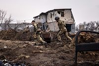 TOPSHOT - Ukrainian servicemen run at the front line east of Kharkiv on March 31, 2022. - Russian forces are repositioning in Ukraine to strengthen their offensive on the Donbass, Nato said on March 31, 2022, on the 36th day of the Russian-Ukrainian conflict, as shelling continues in Kharkiv (north) and Mariupol (south). (Photo by FADEL SENNA / AFP)