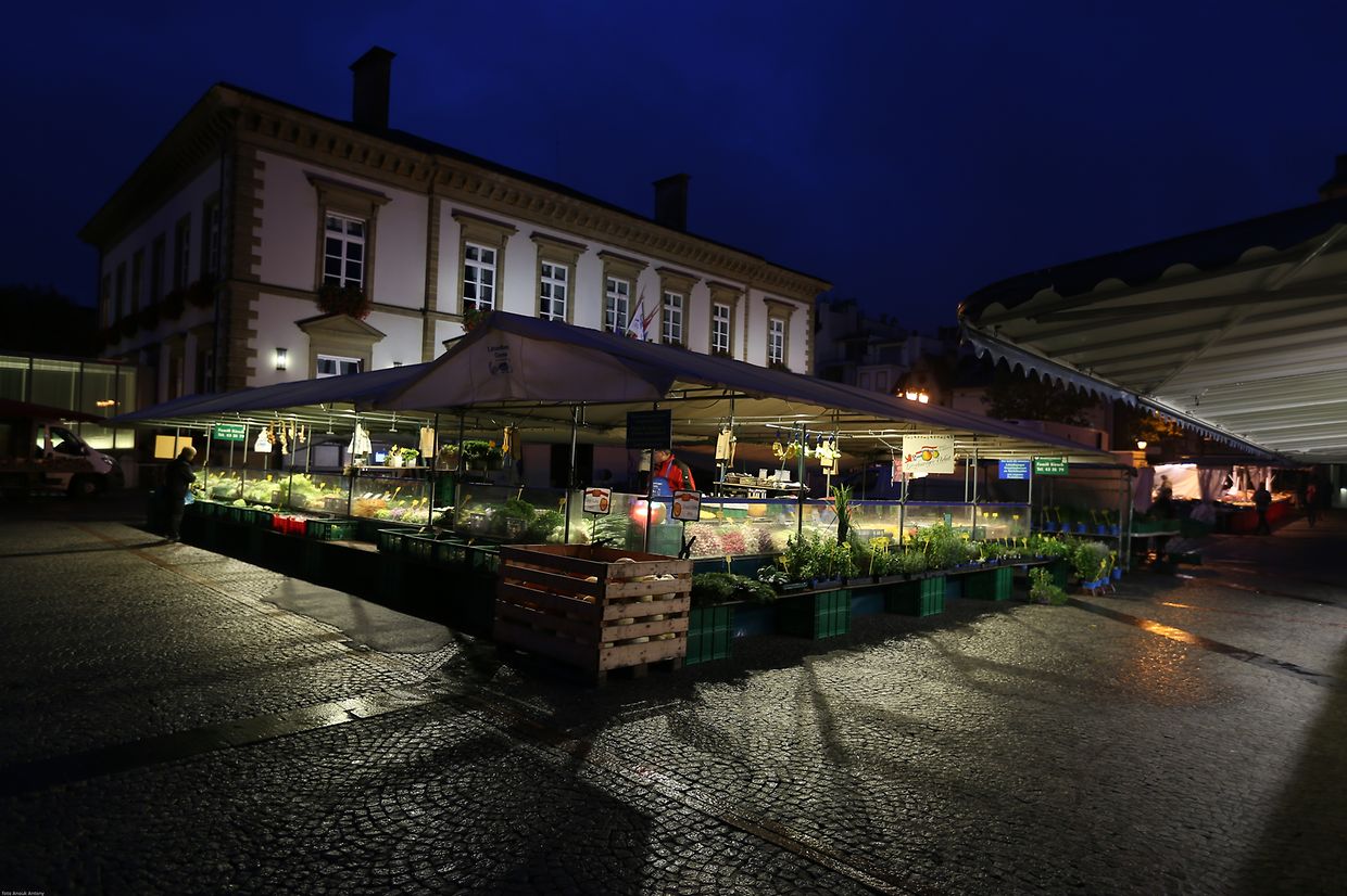 25.10.2017 Luxembourg, ville, Knuedler, place Guillaume, Wochenmarkt sehr früh am Morgen photo Anouk Antony