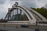 Die Eisenbahnbrücke über die Autobahn wird im Herbst an ihre endgültige Position gefahren. - Neubaustrecke, OA14, Eisenbahn, Autobahn A3 / Foto: Frank WEYRICH