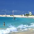 Feinster Sand und türkisblaues Wasser erwarten die Gäste am Strand der kleinen Stadt Santa Maria auf Sal, einer der Kapverdischen Inseln. 