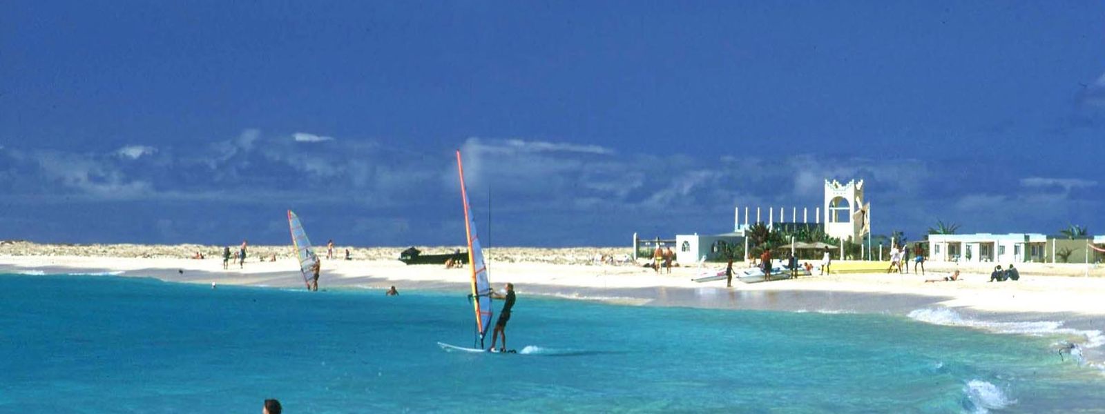 Feinster Sand und türkisblaues Wasser erwarten die Gäste  am Strand der kleinen Stadt  Santa Maria auf Sal, einer der Kapverdischen Inseln.
                              

