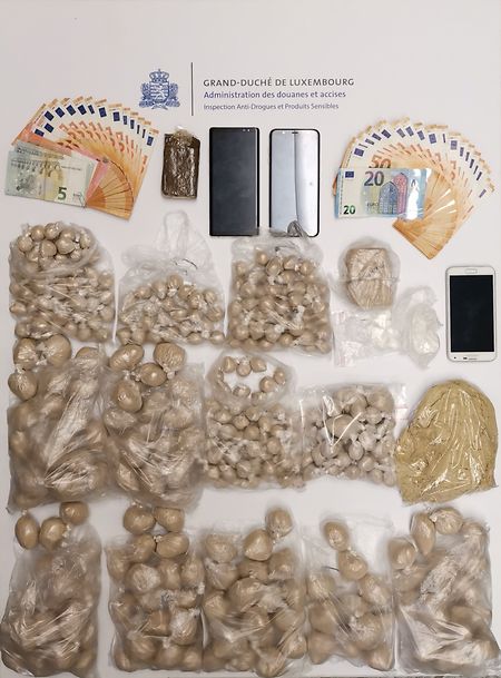 Die Beamten beschlagnahmten mehr als fünf Kilogramm Haschisch sowie etwas Kokain und Haschisch. 