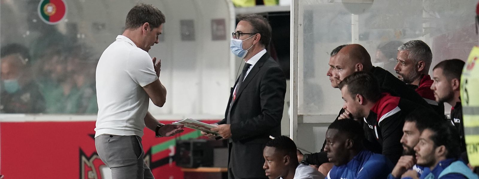 Nationaltrainer Luc Holtz (l.) ärgert sich, die Spieler auf der Bank blicken ratlos drein.
