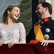2012: Das Brautpaar zeigt sich auf dem Balkon des Palastes den angereisten Zuschauern aus dem In- und Ausland. 