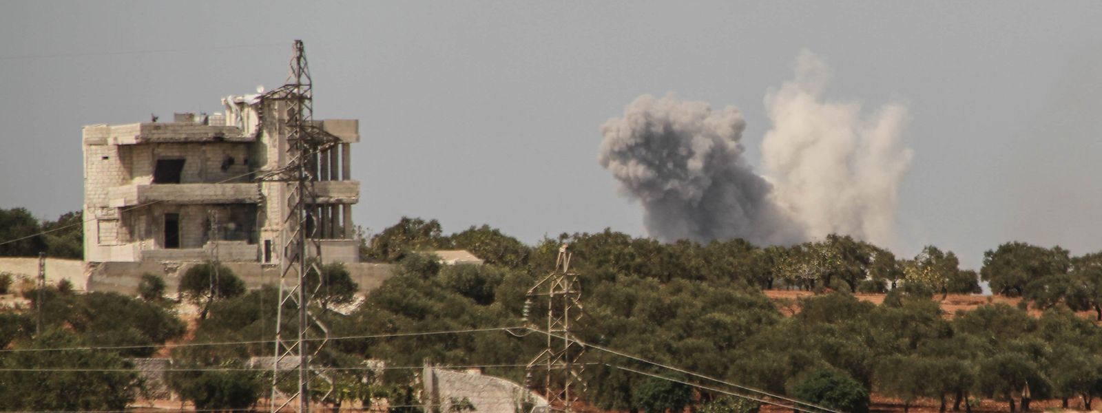 Nach einem russischen Luftangriff steigen Rauchschwaden am Rande der Provinz Idlib auf.(Archivfoto)