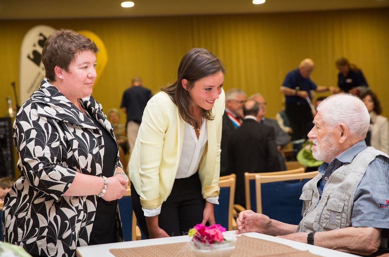 Die Menschen freuten sich über den hohen Besuch. 