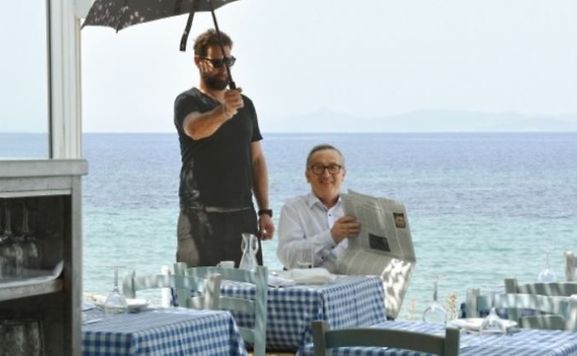 Αποτέλεσμα εικόνας για Jean-Claude Juncker studiert die Zeitung im griechischen Restaurant.
