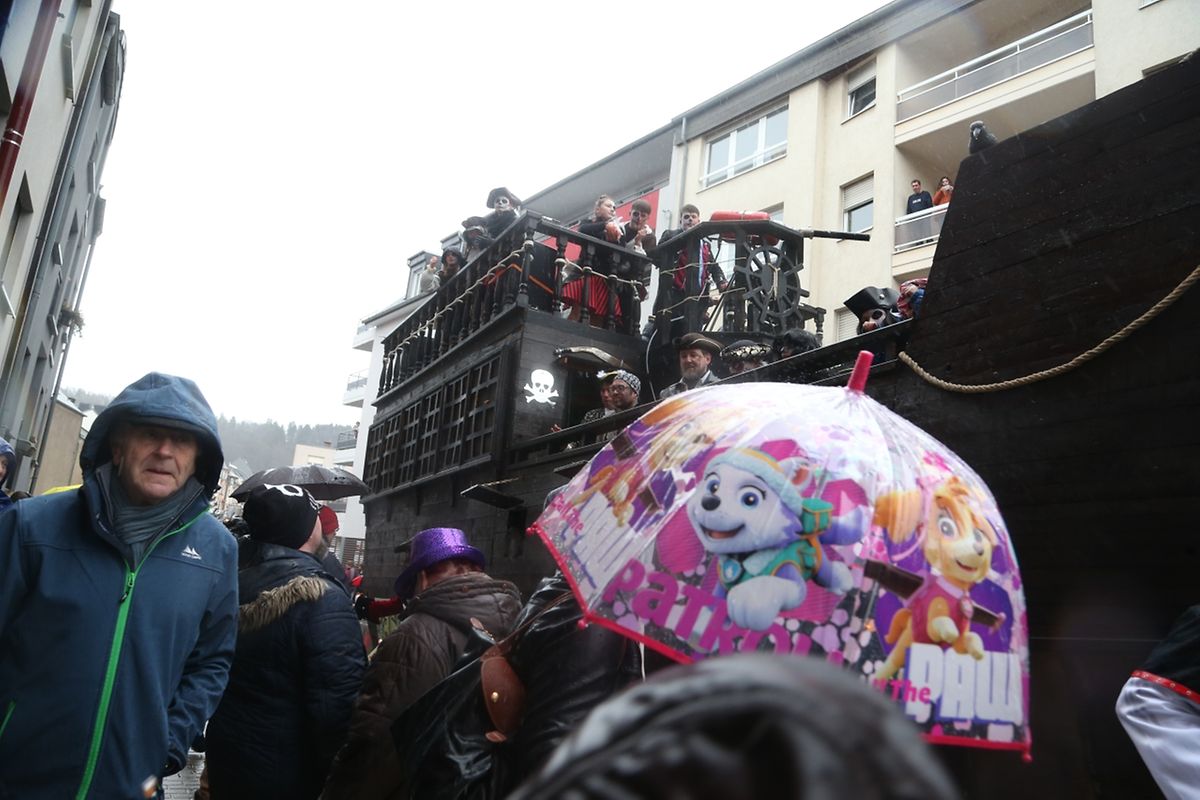 Am Sonntag sind die Karnevalisten durch die Straßen von Schifflingen gezogen. 