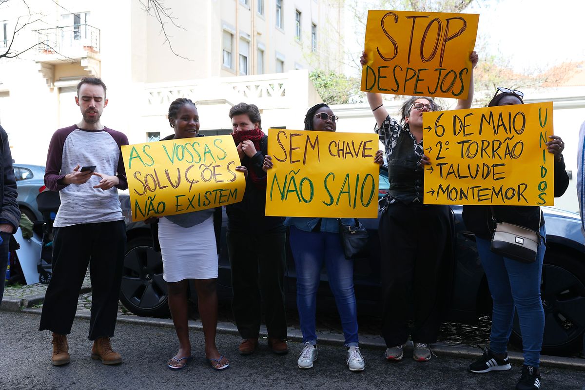 Representantes de vários bairros da Área Metropolitana de Lisboa, nomeadamente do Talude (concelho de Loures), do Segundo Torrão (Almada), do 6 de Maio (Amadora) e Montemor (Loures), manifestam-se à porta do Ministério da Habitação. 