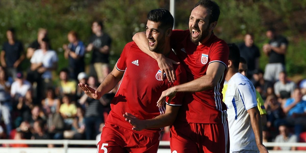 Samir Hadji e  Veldin Muharemovic festejam a qualificação do Fola