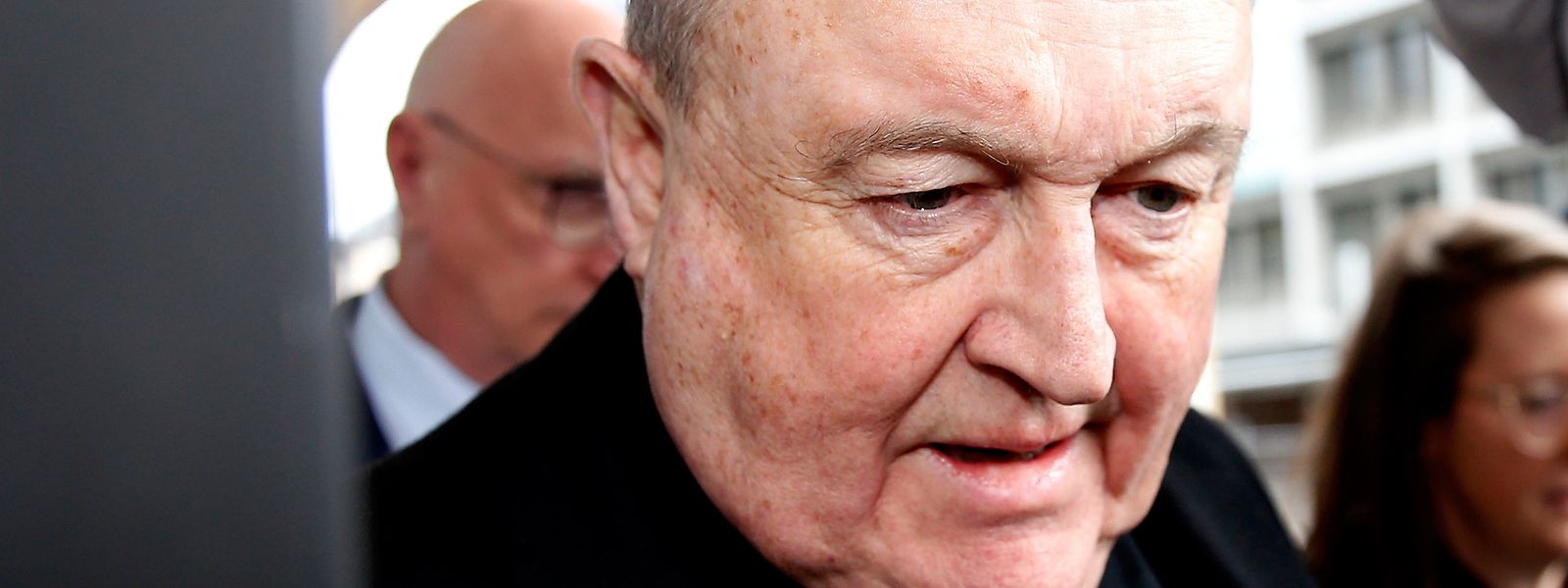 Philip Wilson, australischer Erzbischof, kommt nach der Urteilsverkündung aus dem Amtsgericht. 