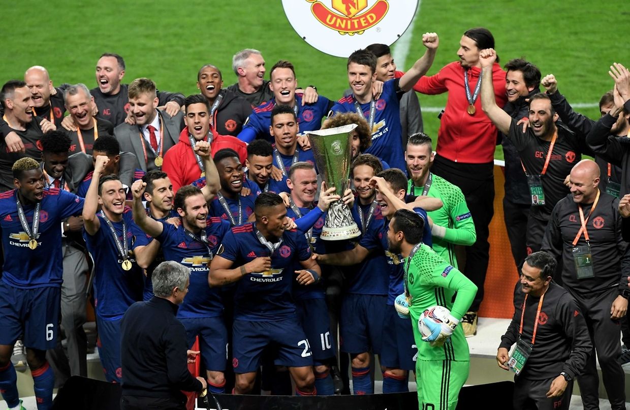 Manchester United's team celebrate with the trophy after they won the UEFA Europa League final football match Ajax Amsterdam v Manchester United on May 24, 2017 at the Friends Arena in Solna outside Stockholm. / AFP PHOTO / JANEK SKARZYNSKI