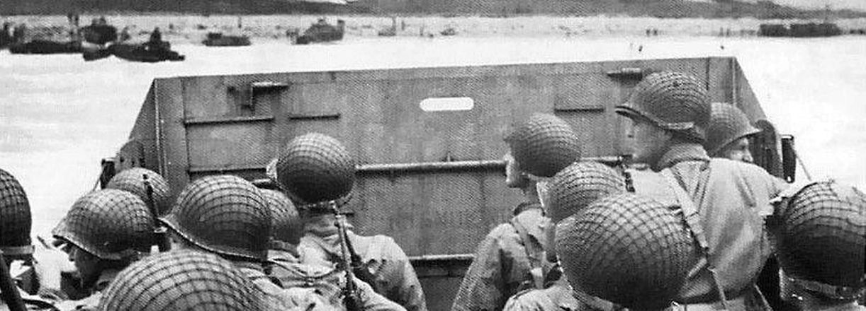 Soldats américains à bord d'une péniche de débarquement se dirigeant vers Omaha Beach