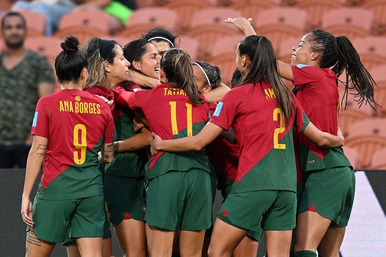A seleção portuguesa festeja a vitória sobre os Camarões que assegurou o apuramento para o mundial de futebol feminino.
