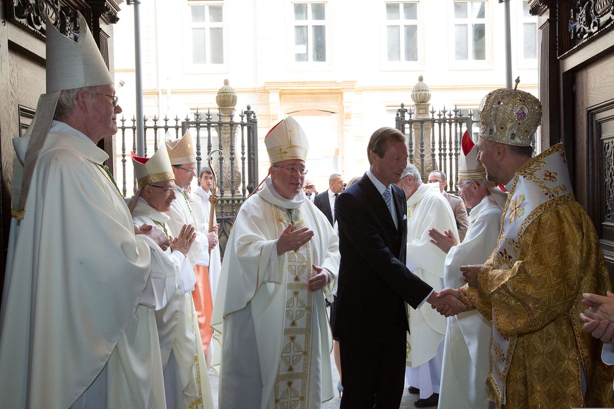 Octave Messe pontificale avec renouvellement de la consecration a Notre-Dame 25.05.14 Joaquim Valente
