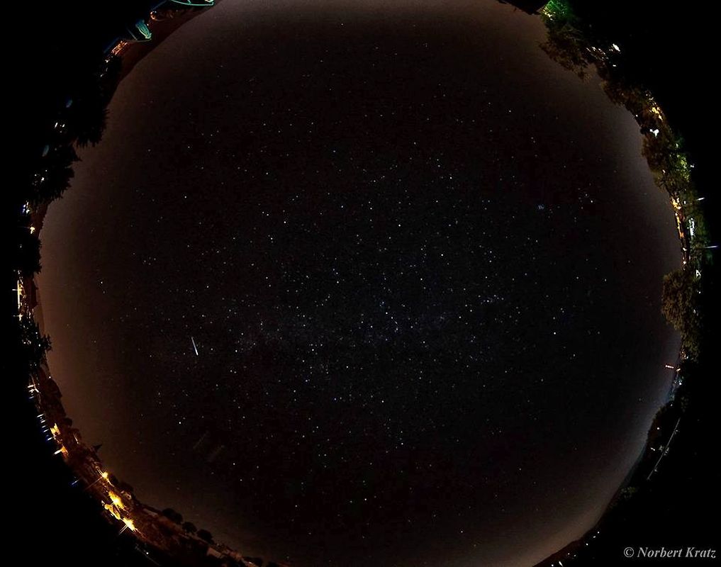 Norbert Kratz machte diese Aufnahme in Saarburg um 4.15 Uhr. Dazu benutzte er ein Fish-Eye-Objektiv.