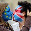 Klares Zeichen in Berlin: Aktivisten mit EU-Flagge und Union Jack küssen sich bei einer Protestaktion am Brandenburger Tor. 