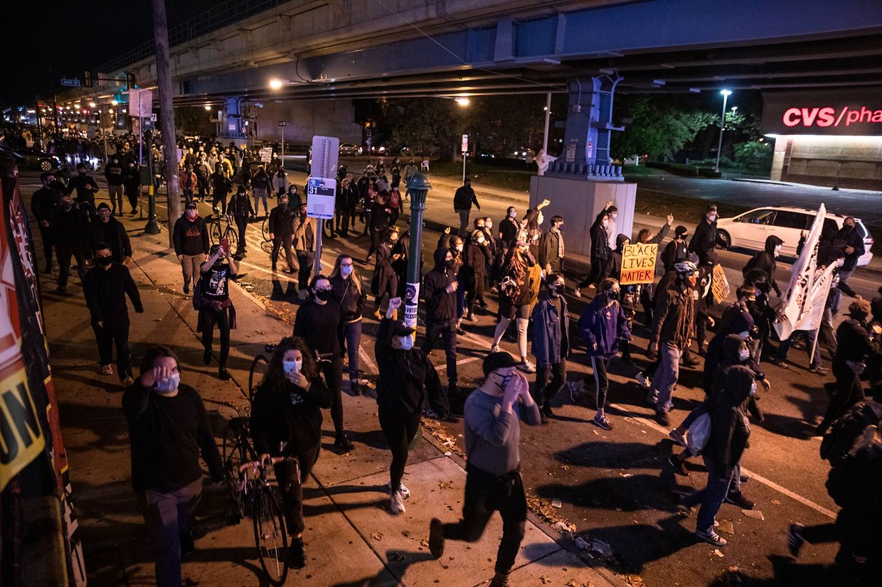 Demonstranten schreiten durch die Straßen von Philadelphia.