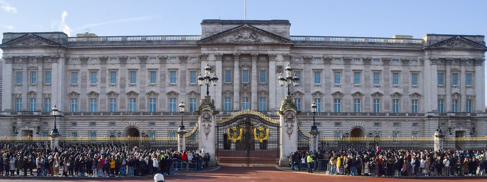 Nein, das sind noch keine Bewerber: Diese Aufnahme zeigt eine große Menschenmenge vor dem Buckingham-Palast, die die Wachablösung live erleben wollen.