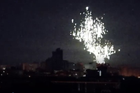 Um vídeo partilhado nas redes sociais mostra o fósforo branco a cair sobre Irpin, visto a partir de Kiev.