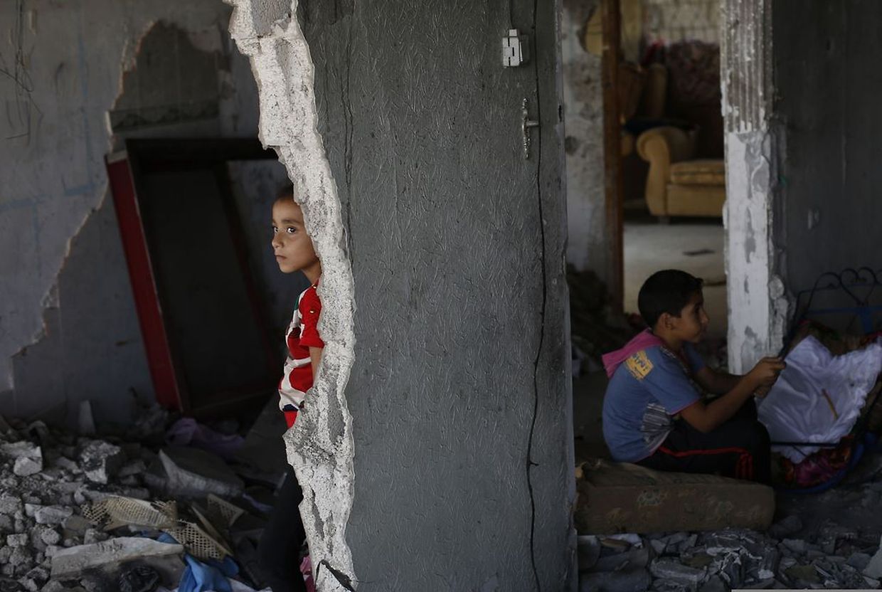 Das Haus dieser Familie nahe Gaza-Stadt wurde in Mitleidenschaft gerissen. Mangels Alternative lebt sie in der Ruine.