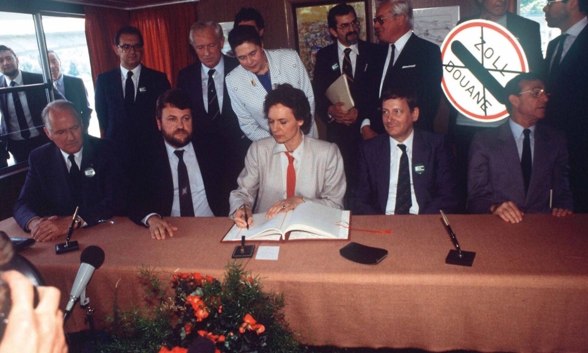 Le 14 juin 1985, Catherine Lalumière signe l'accord de Schengen pour la France, Robert Goebbels pour le Luxembourg, Wim van Eekelen, pour les Pays-Bas, Waldemar Schreckenberger pour l'Allemagne et Paul de Keersmaeker pour la Belgique