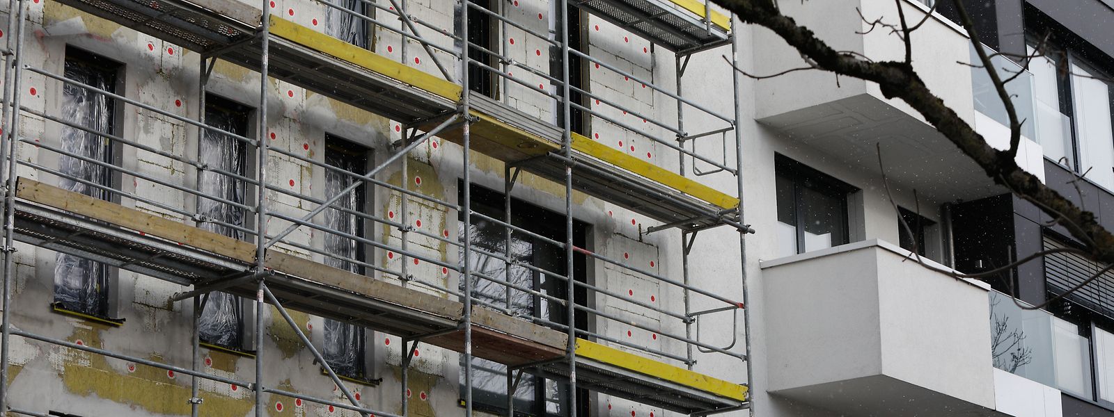 Wer eine eigene Wohnung oder ein Haus kaufen will, muss immer tiefer in die Tasche greifen.