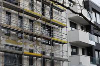 Wer eine eigene Wohnung oder ein Haus kaufen will, muss immer tiefer in die Tasche greifen.