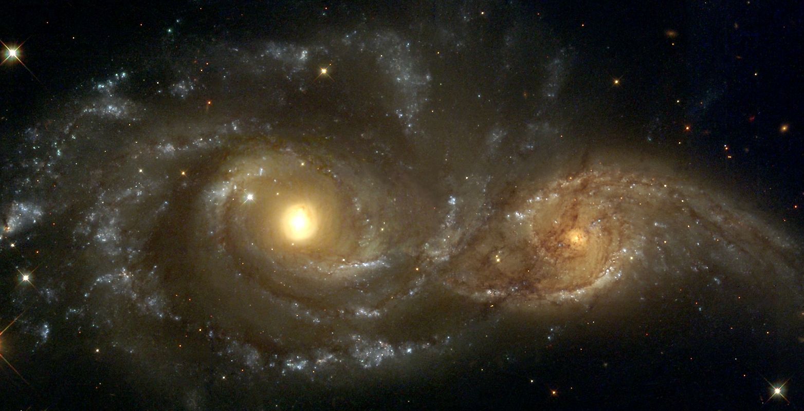 Zwei Spiral-Galaxien kreuzen sich in Richtung der Konstellation Canis Major.